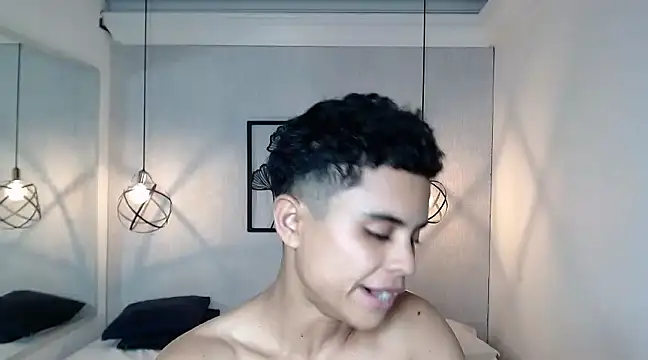 Snapshot of Liiamthompson chatting on March 12, 5:17 pm Liiamthompson online show from March 12, 5:17 pm