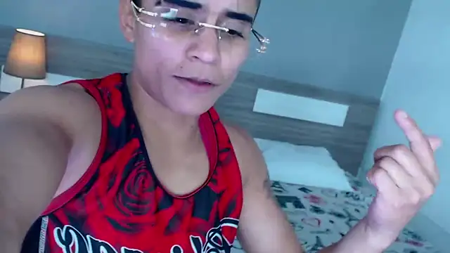 Snapshot of Liiamthompson chatting on October 2, 11:23 pm Liiamthompson online show from October 2, 11:23 pm