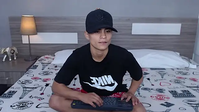 Snapshot of Liiamthompson chatting on October 3, 11:29 am Liiamthompson online show from October 3, 11:29 am