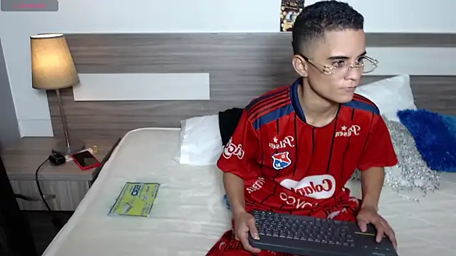 Snapshot of Liiamthompson chatting on November 12, 6:52 pm Liiamthompson online show from November 12, 6:52 pm