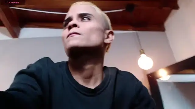 Liiamthompson online show from April 10, 10:58 pm