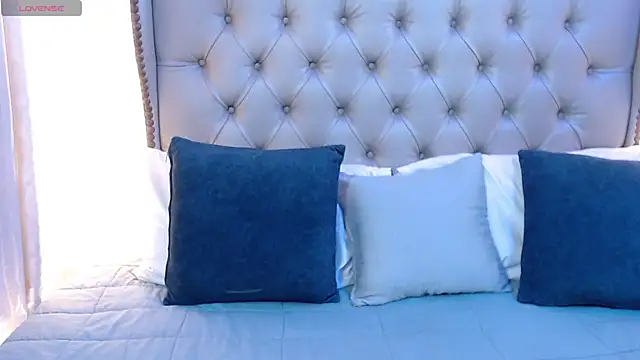 Liiamthompson online show from July 7, 11:36 am