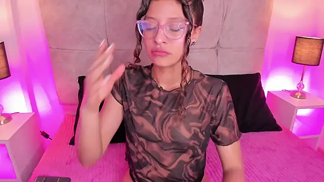 mac-sara online show from February 22, 8:09 pm