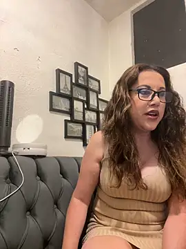 Snapshot of MirandaLatinaLovely chatting on May 30, 6:05 pm MirandaLatinaLovely online show from May 30, 6:05 pm