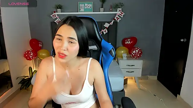 Snapshot of alessia_leroy chatting on February 17, 8:47 pm alessia leroy online show from February 17, 8:47 pm