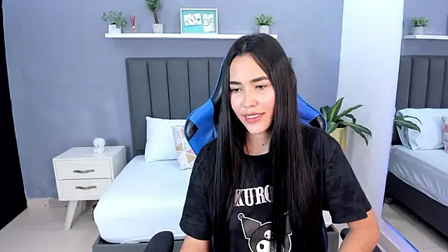 Snapshot of alessia_leroy chatting on February 18, 10:47 pm alessia leroy online show from February 18, 10:47 pm