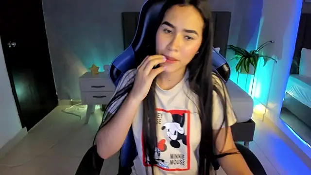 Snapshot of alessia_leroy chatting on March 17, 10:49 pm alessia leroy online show from March 17, 10:49 pm