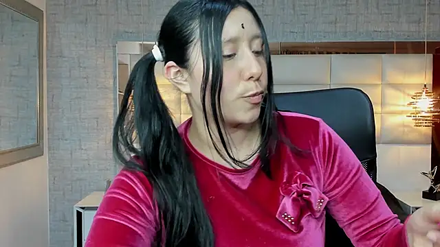 Nohemi louse online show from October 6, 7:11 pm