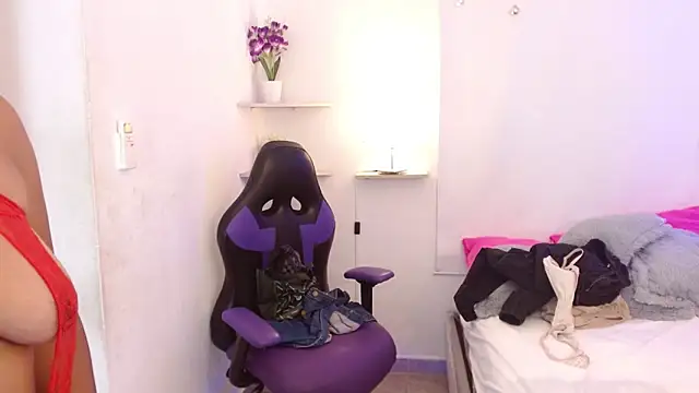 Snapshot of Roxy_Stonee chatting on March 6, 7:21 pm Roxy Stonee online show from March 6, 7:21 pm