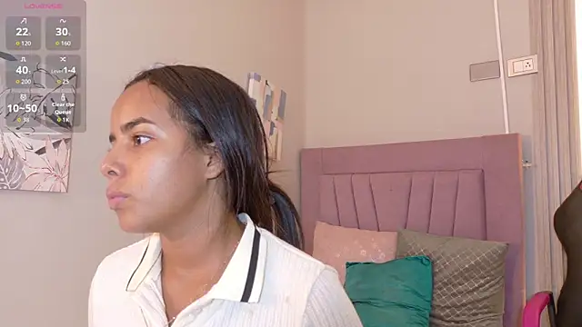 Snapshot of Roxy_Stonee chatting on February 19, 7:32 pm Roxy Stonee online show from February 19, 7:32 pm