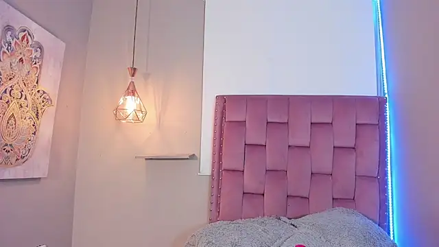 Roxy Stonee online show from March 20, 7:30 pm