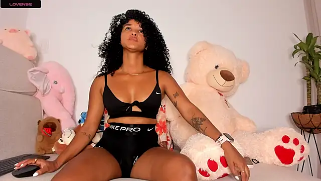 Snapshot of curly_sweett1 chatting on May 23, 3:01 am curly sweett1 online show from May 23, 3:01 am