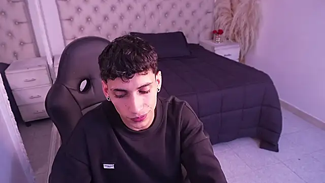 Snapshot of JhoanLeandro chatting on April 19, 6:02 am JhoanLeandro online show from April 19, 6:02 am