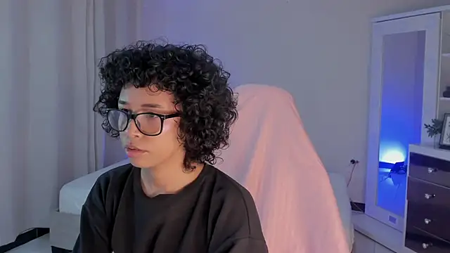 Snapshot of leahaltomm chatting on February 11, 10:48 am leahaltomm online show from February 11, 10:48 am