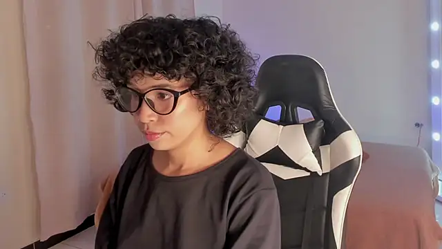 Snapshot of leahaltomm chatting on February 23, 7:07 pm leahaltomm online show from February 23, 7:07 pm