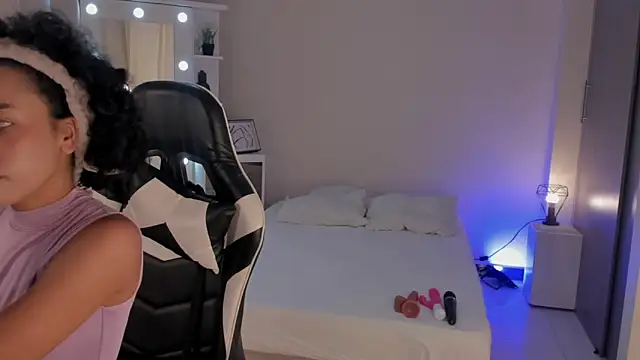 Snapshot of leahaltomm chatting on March 20, 7:46 pm leahaltomm online show from March 20, 7:46 pm