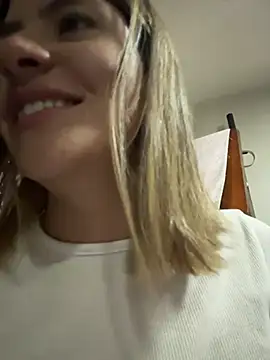 Snapshot of Andrea18_blonde chatting on January 17, 3:50 pm Andrea18 blonde online show from January 17, 3:50 pm