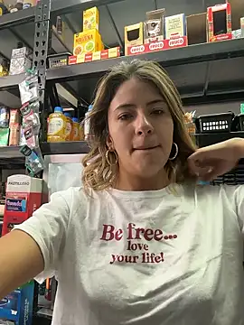 Snapshot of Andrea18_blonde chatting on January 19, 2:21 pm Andrea18 blonde online show from January 19, 2:21 pm