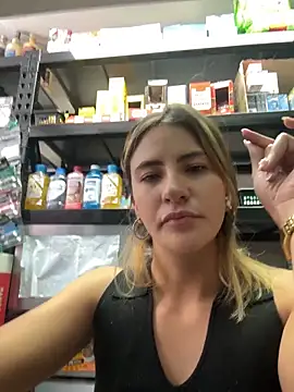 Snapshot of Andrea18_blonde chatting on February 10, 4:33 pm Andrea18 blonde online show from February 10, 4:33 pm