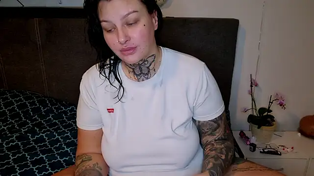 CannabisQueenn online show from February 3, 8:03 pm