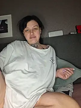 CannabisQueenn online show from April 12, 9:20 pm