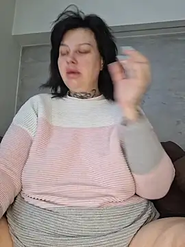 Snapshot of CannabisQueenn chatting on April 24, 6:05 am CannabisQueenn online show from April 24, 6:05 am