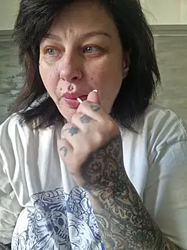 Snapshot of CannabisQueenn chatting on April 28, 7:02 am CannabisQueenn online show from April 28, 7:02 am
