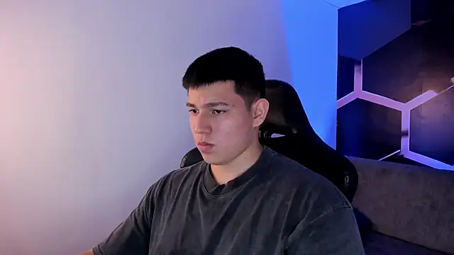 JamesCr  online show from February 21, 3:29 am