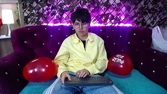 Snapshot of PepperTwink chatting on February 15, 1:49 pm PepperTwink online show from February 15, 1:49 pm