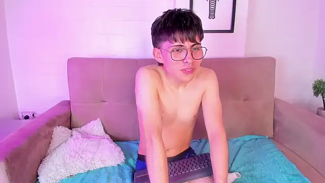 Snapshot of PepperTwink chatting on March 3, 3:53 pm PepperTwink online show from March 3, 3:53 pm