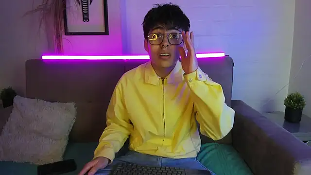 Snapshot of PepperTwink chatting on March 10, 12:59 pm PepperTwink online show from March 10, 12:59 pm
