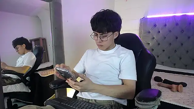 Snapshot of PepperTwink chatting on September 17, 4:08 pm PepperTwink online show from September 17, 4:08 pm