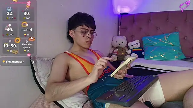 Snapshot of PepperTwink chatting on October 17, 5:59 pm PepperTwink online show from October 17, 5:59 pm