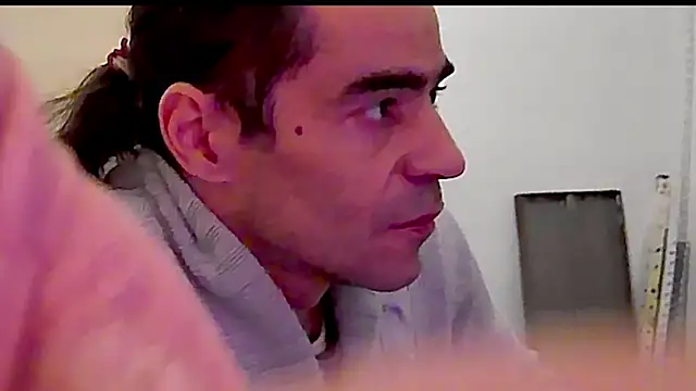 ReyDeBotones online show from March 8, 9:40 pm