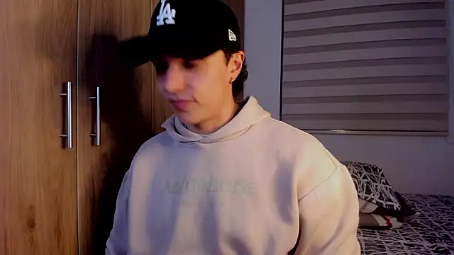 Snapshot of Mastrangelo_xxx chatting on January 18, 4:05 am Mastrangelo xxx online show from January 18, 4:05 am