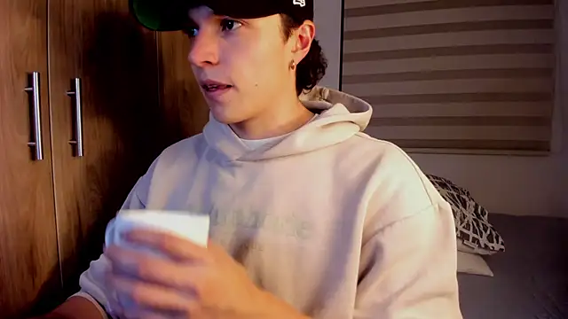 Snapshot of Mastrangelo_xxx chatting on February 3, 3:48 am Mastrangelo xxx online show from February 3, 3:48 am