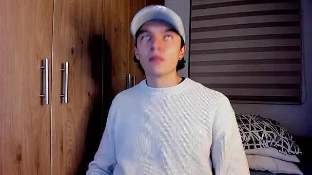 Snapshot of Mastrangelo_xxx chatting on February 6, 4:06 am Mastrangelo xxx online show from February 6, 4:06 am