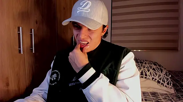 Snapshot of Mastrangelo_xxx chatting on February 16, 5:03 am Mastrangelo xxx online show from February 16, 5:03 am