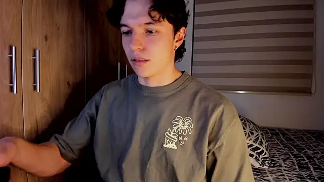 Snapshot of Mastrangelo_xxx chatting on February 19, 4:41 am Mastrangelo xxx online show from February 19, 4:41 am