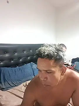 Snapshot of liamlara chatting on January 12, 3:01 am liamlara online show from January 12, 3:01 am