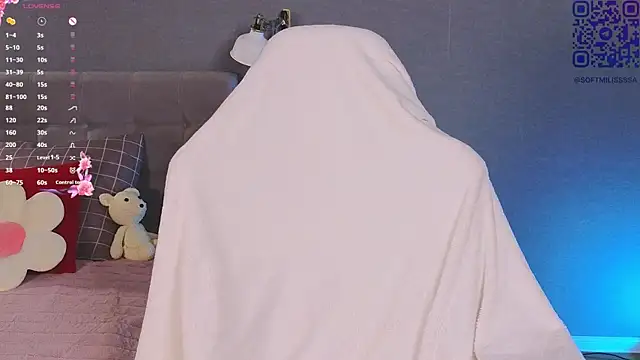 Snapshot of soft_babe chatting on April 28, 8:25 pm soft babe online show from April 28, 8:25 pm