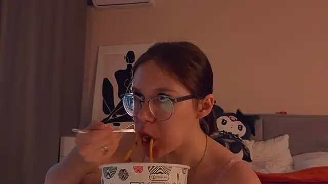 Mia Luw online show from September 19, 2:35 am