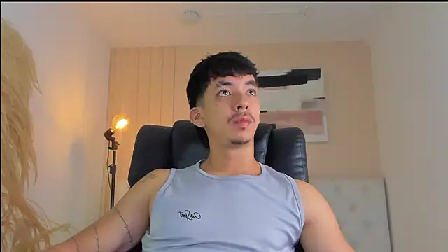 ISAAC CRYSTON online show from November 19, 8:09 pm