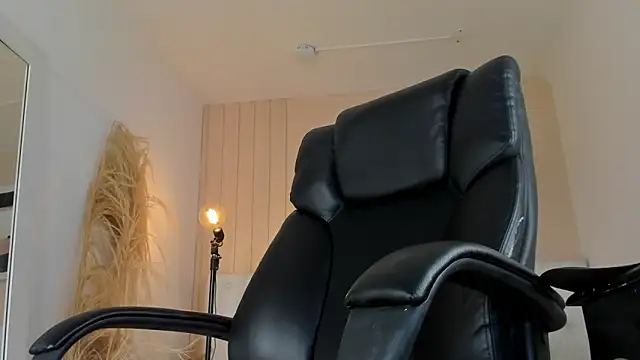 ISAAC CRYSTON online show from December 18, 8:59 pm