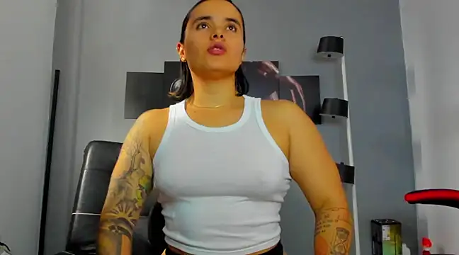 karlyjons12 online show from February 25, 4:42 pm