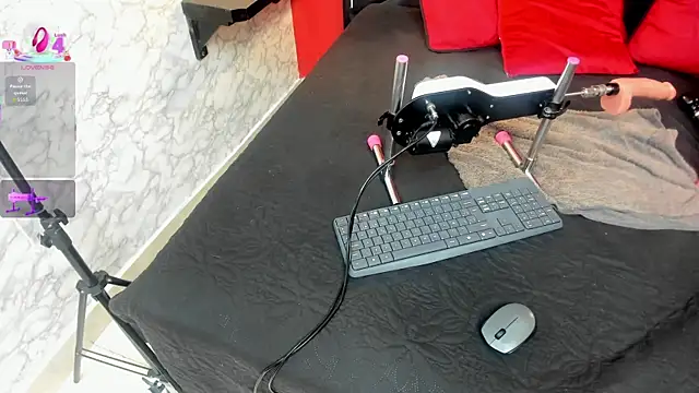 IVISBOUNCYASS online show from December 19, 12:34 pm