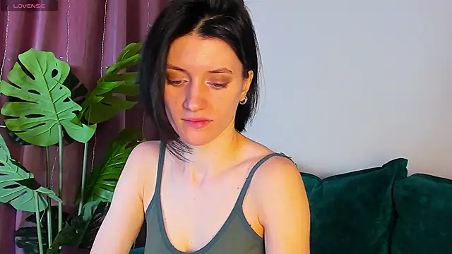 roxy riot  online show from February 6, 3:06 am