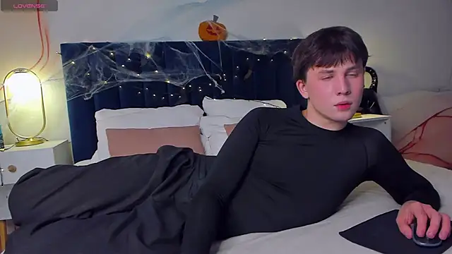 AdrianoAubert online show from October 30, 5:09 am