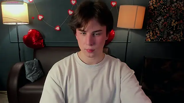 Snapshot of AdrianoAubert chatting on February 17, 5:04 am AdrianoAubert online show from February 17, 5:04 am