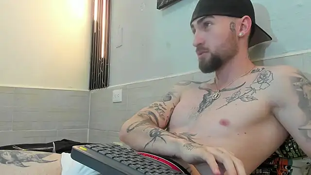 Snapshot of Luke_davis01 chatting on February 11, 4:46 pm Luke davis01 online show from February 11, 4:46 pm